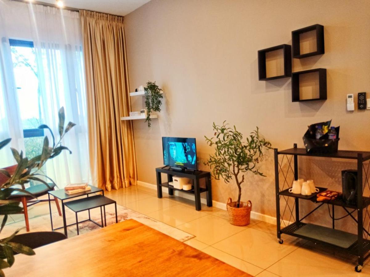 Staycationbyrieymona - 3br Condo, Clio 2, Homestay *